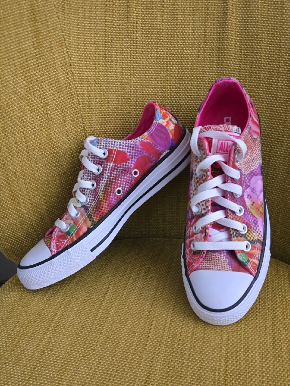 Converse Women's Chuck TaylorPink Floral Sneakers. Like New. 7 - Picture 2 of 5